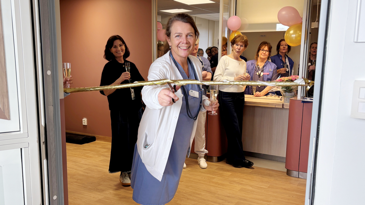 Kvinna i v&aring;rdkl&auml;der klipper band vid invigning av nyrenoverade lokaler p&aring; FAM, Danderyd.