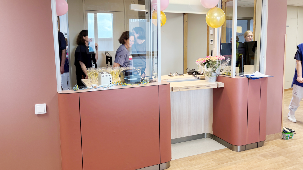 Ny, rosa receptionsdisk vid f&ouml;rlossningen i Danderyd.