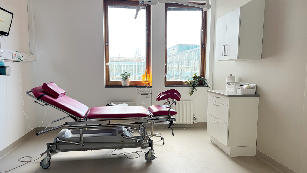 Nyrenoverat unders&ouml;kningsrum vid f&ouml;rlossningen, Danderyd.