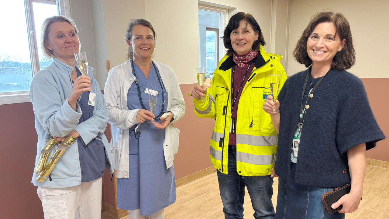 Tre kvinnor fr&aring;n f&ouml;rlossningen och kvinna fr&aring;n Locum st&aring;r i nyrenoverat v&auml;ntrum under invigning.