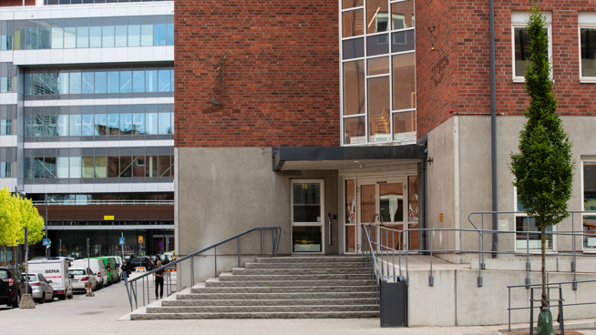 Del av tegelfasad på Solna sjukhusområde.