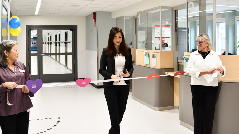 En grupp kvinnor som står bredvid varandra i ett rum.