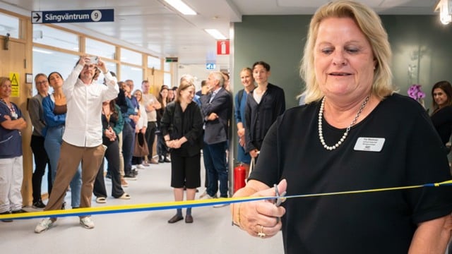 Verksamhetschef klipper band och andra tittar på.