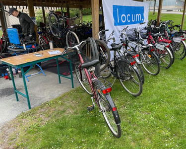 Ett gäng cyklar som står vid ett cykelförråd.