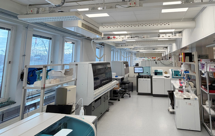 Kemlab p&aring; Danderyds sjukhus d&auml;r ny takbelysning installerats.