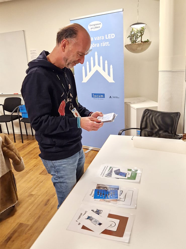 Locums teknikförvaltare tittar på bilder av elektronikprylar för att veta vilket elluttag de ska sitta på.