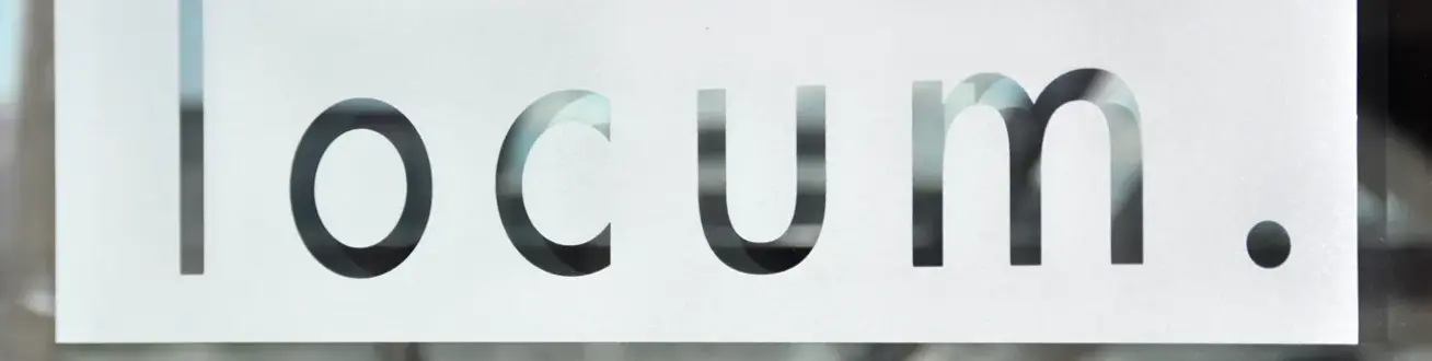 En närbild av en skylt på en glasdörr.