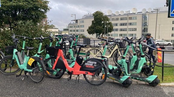 Cyklar parkerade på cykelparkering.