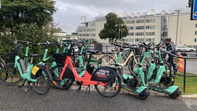 Cyklar parkerade på cykelparkering.