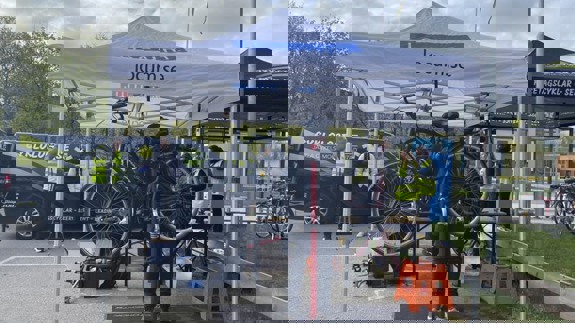 Cyklar uppställda på parkeringsplats inför cykelservice.