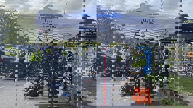 Cyklar uppställda på parkeringsplats inför cykelservice.