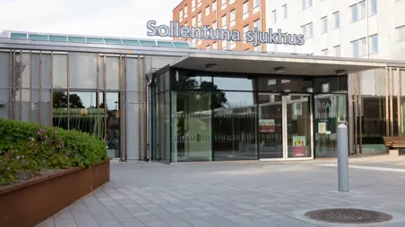 Huvudentrén till Sollentuna sjukhus med stora glaspartier.