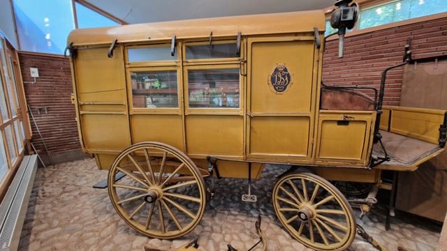 Gul gammal vagn från 1900-talet.