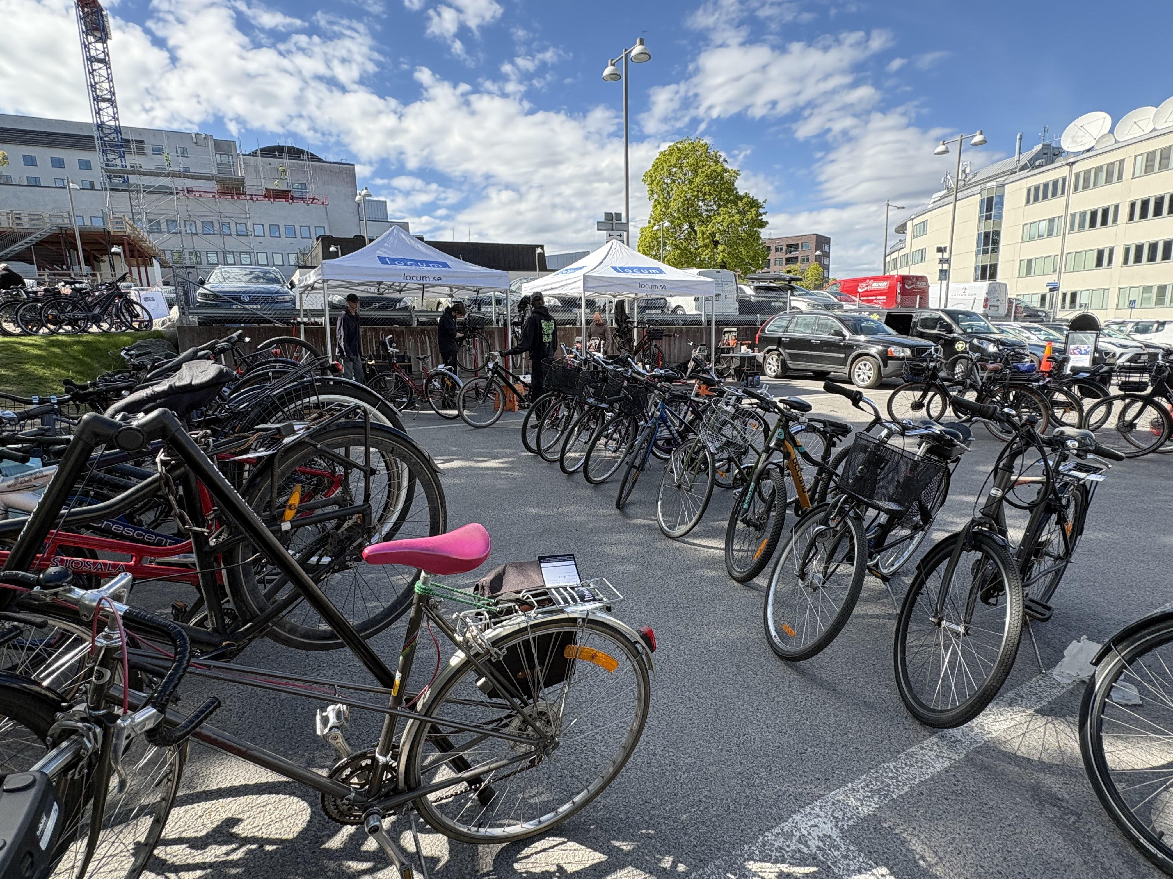 Cyklar i olika rader framf&ouml;r servicet&auml;lten.