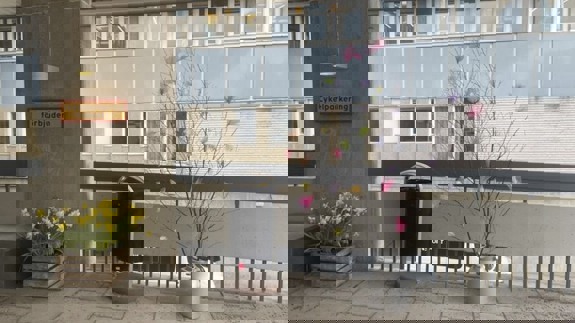 Påskpyntat utanför entré-