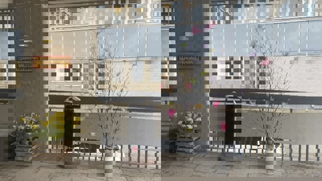 Påskpyntat utanför entré-