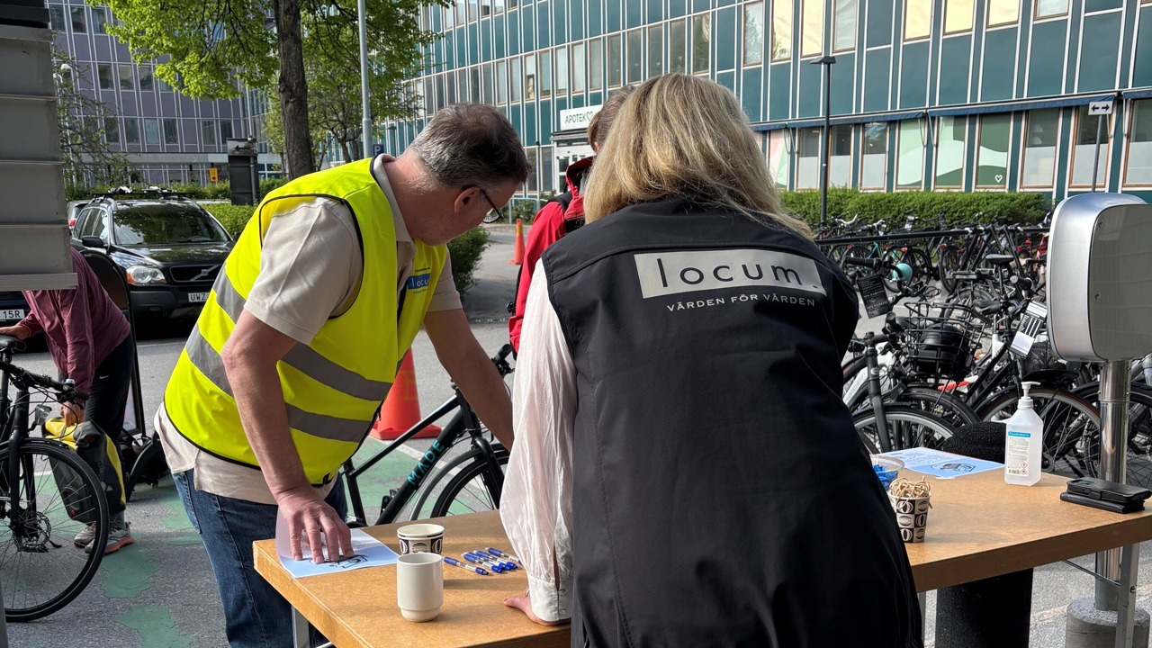 Tv&aring; medarbetare fr&aring;n Locum vid ett bord under cykelservice.