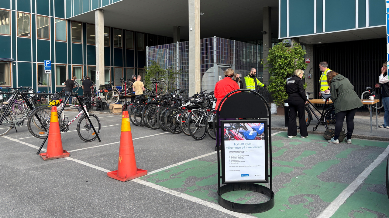 Del av fasad vid Danderyds sjukhus och cykar under cykeldag.