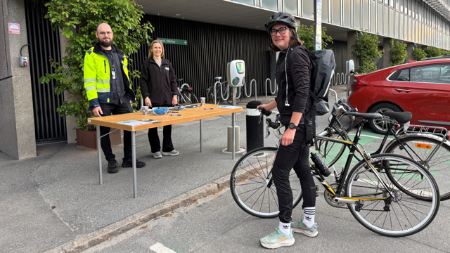 Kvinna i svarta kläder och cykelhjälm lämnar in cykel under cykelservice vid Danderyds sjukhus.