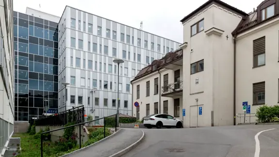 Fasaden på hus 06. I bakgrunden syns hus 19.