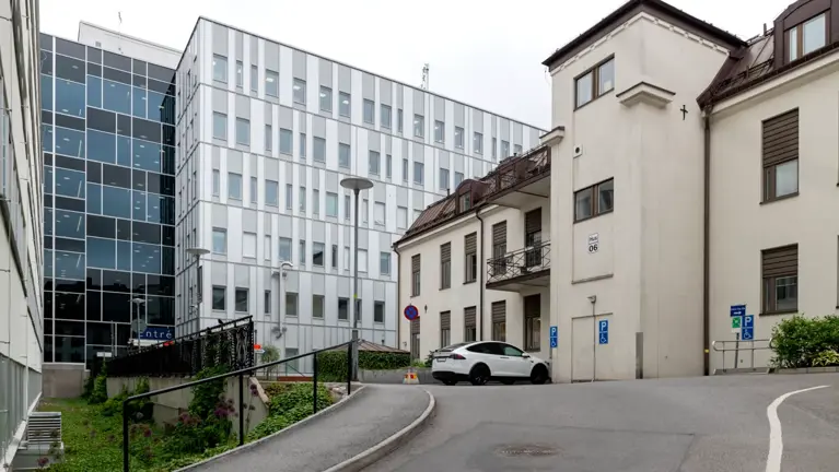 Fasaden på hus 06. I bakgrunden syns hus 19.