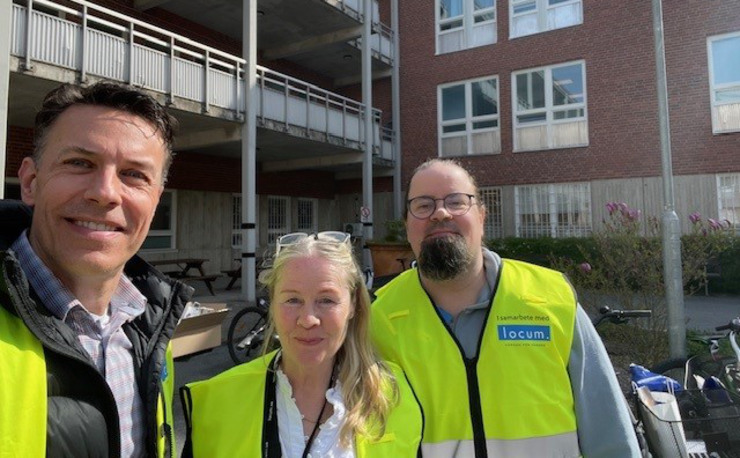 Tre locummedarbetare med gul väst står vid cyklar som ska servas.