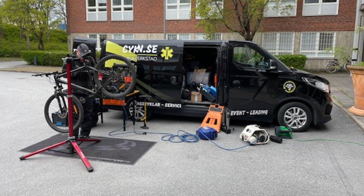 Cykelmekaniker som ger cykelservice.
