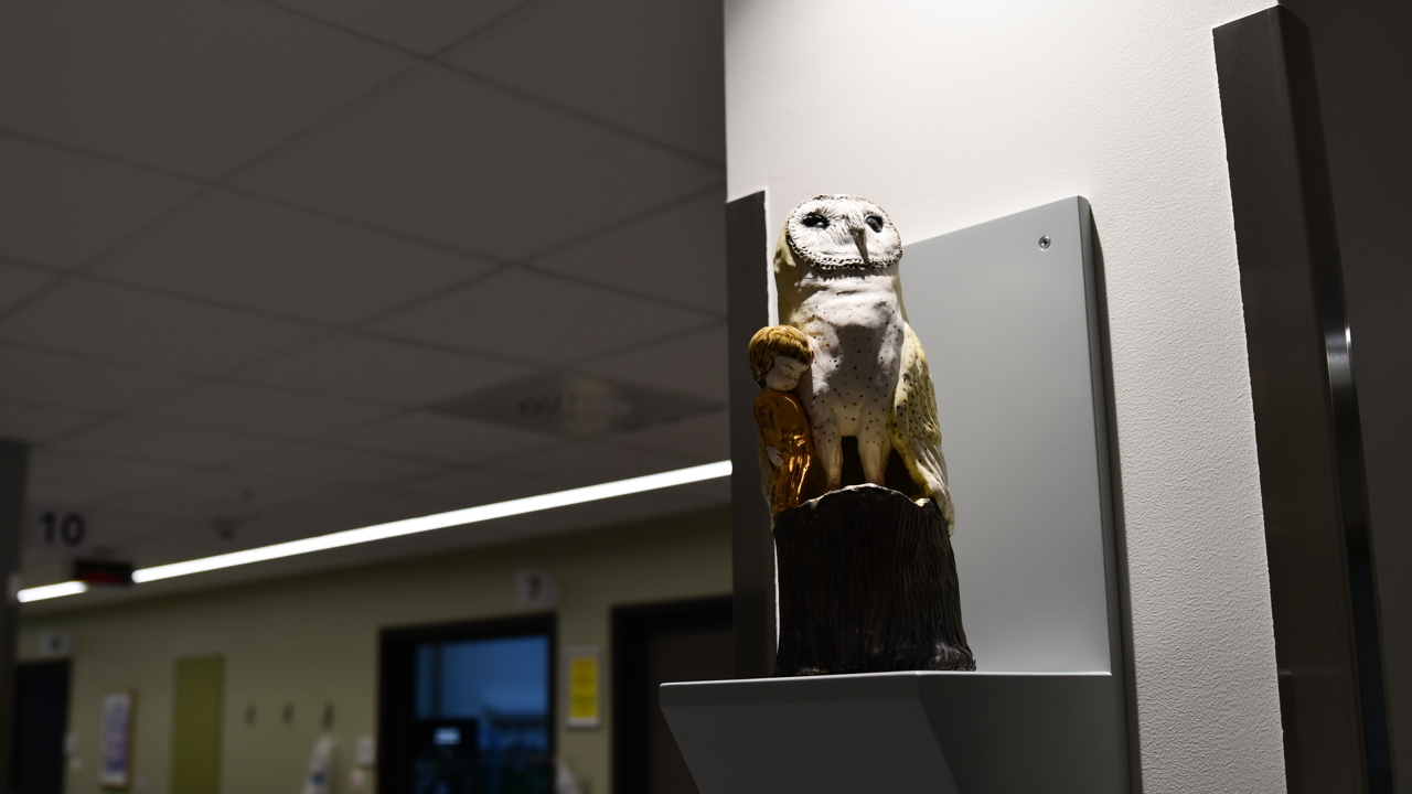 En skulptur av en hund p&aring; en piedestal i ett kontor.