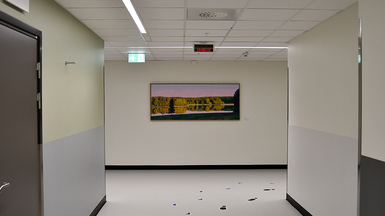 En hall med en tavla h&auml;ngande p&aring; v&auml;ggen.