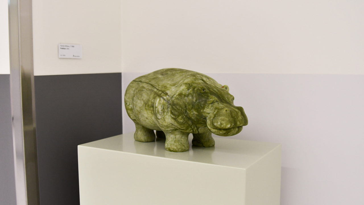 En skulptur av en nosh&ouml;rning p&aring; en piedestal.