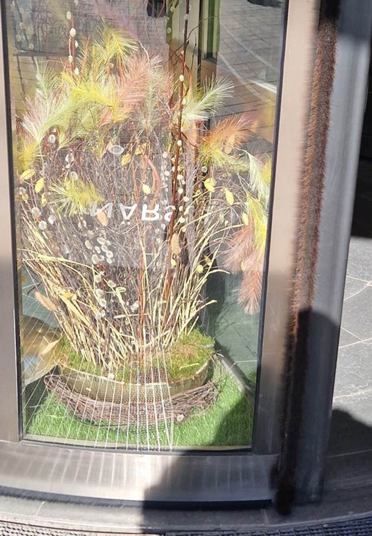 P&aring;skris i en snurrd&ouml;rr vid huvudentr&eacute;n.