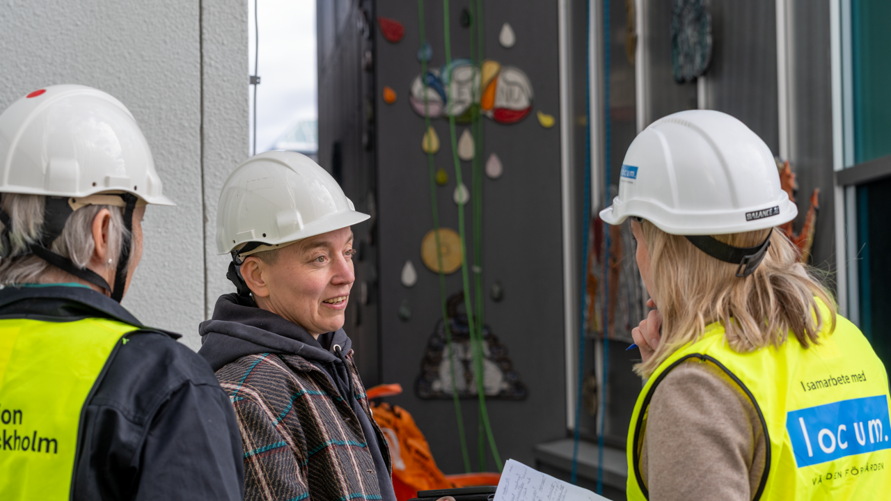 En grupp m&auml;nniskor med skyddshj&auml;lmar som pratar med varandra.