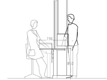 Skiss med mått över en receptionsdisk ser ut i genomskärning med patient på ena sidan och sjukhuspersonal på andra sidan.
