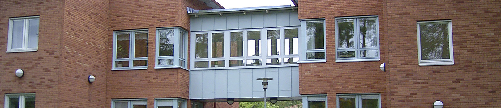 Fasad över Ankarets behandlingshem. Röd tegelbyggnad med vita fönsterkarmar.