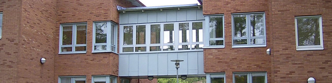 Fasad över Ankarets behandlingshem. Röd tegelbyggnad med vita fönsterkarmar.