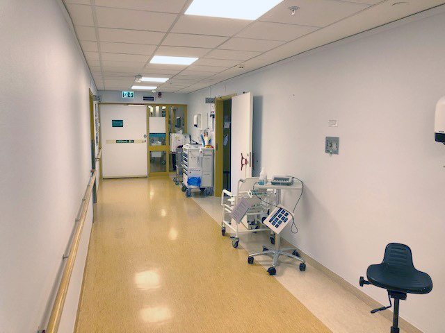 Nyrenoverad sjukhuskorridor.