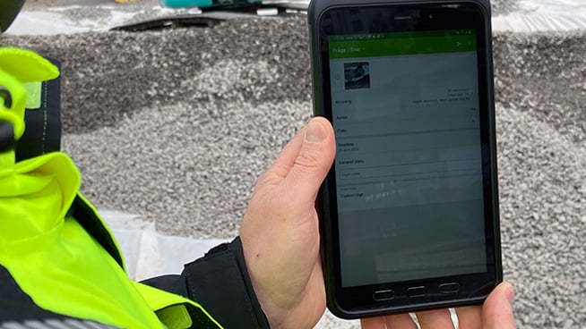 En man som håller en mobiltelefon.