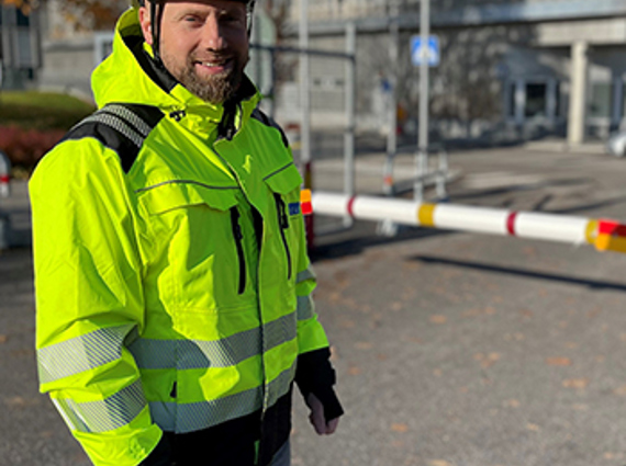 Mikael Lindhe i gul varseljacka och vit hjälm.