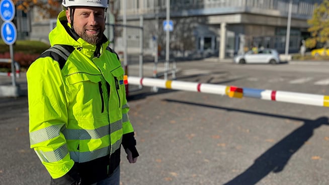 Mikael Lindhe i gul varseljacka och hjälm.