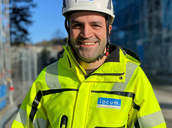 Christian Hofhans i hjälm och varseljacka.