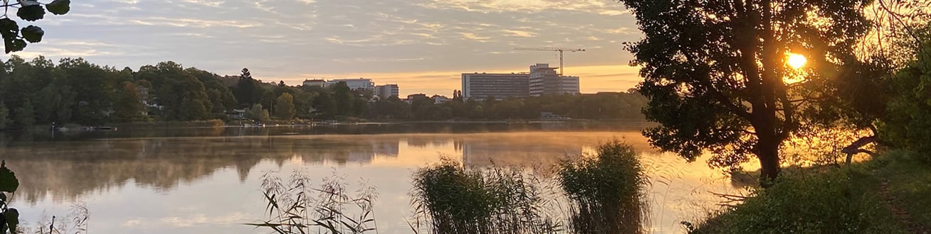 Vy mot Danderyds sjukhus från Ulriksdals slott med Edsviken i förgrunden.