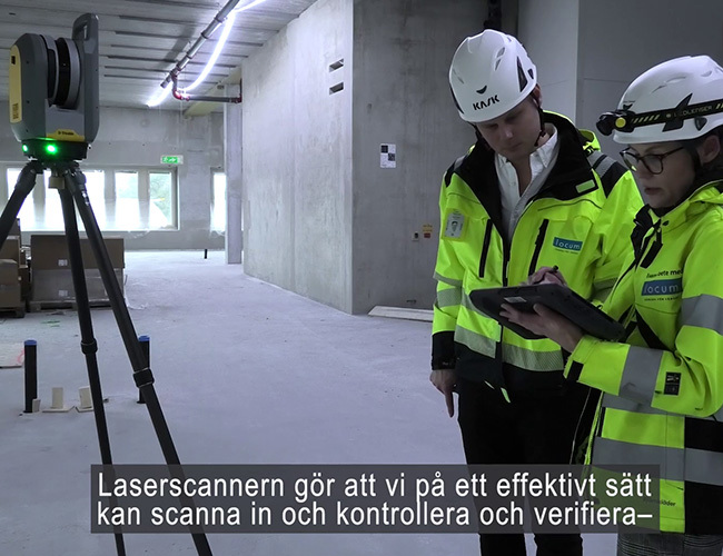 Albin Brette och Jenny Dolderer står vid en laserskanner inne på bygge.