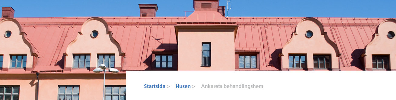 Fasad på Grimmans aprikosfärgade byggnad och orange plåttak.