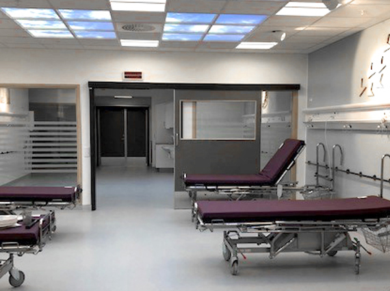 Fyra vårdsängar inne på en ny vårdmottagning.