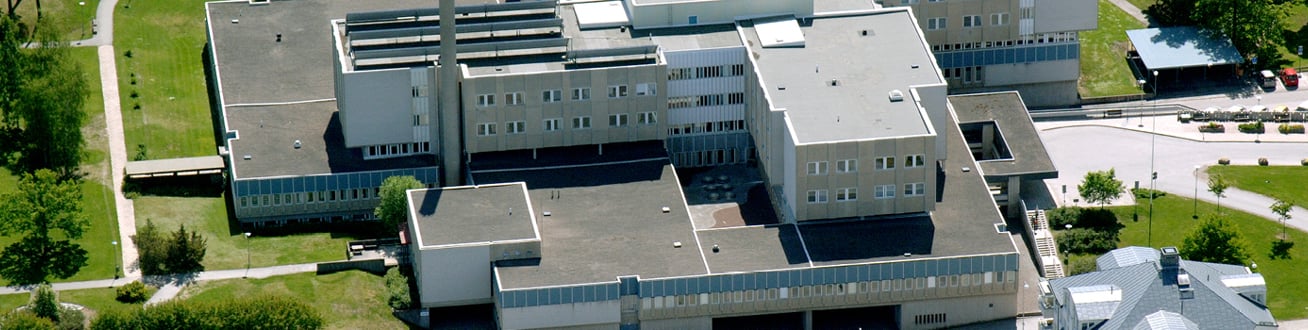 Flygfoto över Jakobergs grå, vit, blåa sjukhusbyggnad.