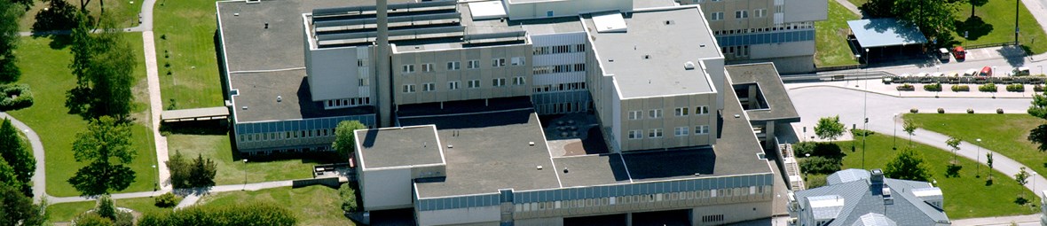 Flygfoto över Jakobergs grå, vit, blåa sjukhusbyggnad.