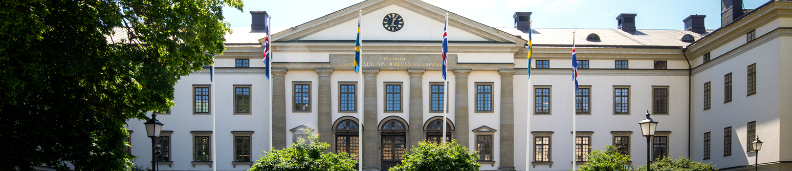 Vit byggnad med många fönster, Landstingshuset.