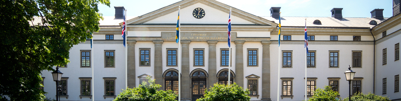 Vit byggnad med många fönster, Landstingshuset.