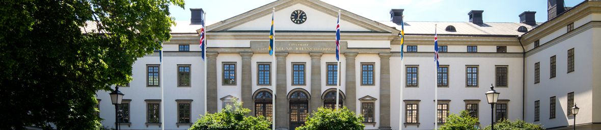 Vit byggnad med många fönster, Landstingshuset.