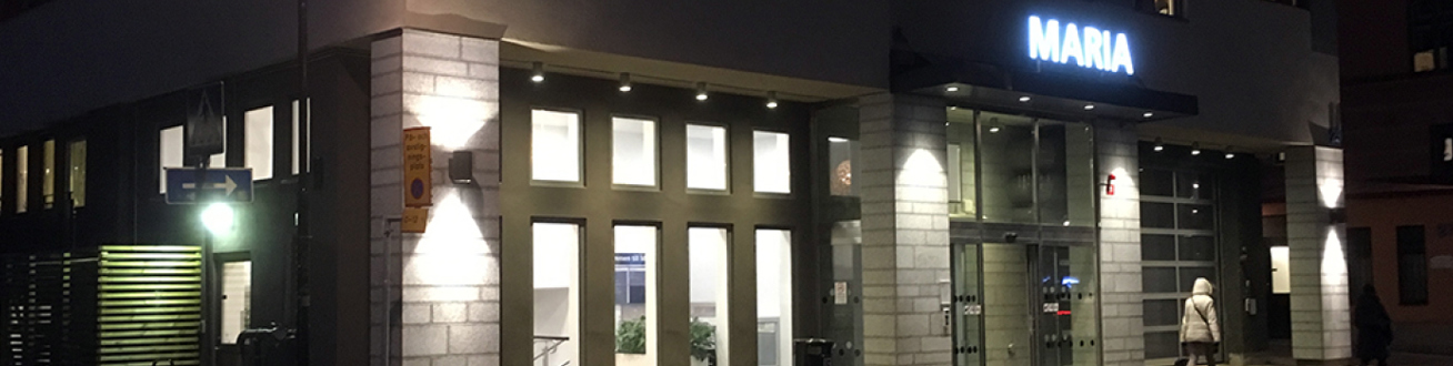 Kvällsvy över Maria sjukhus entré.